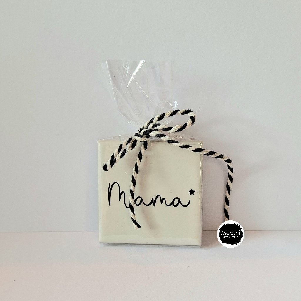 Mama – Handgemaakte tegel | 5x5 cm | Cadeautje, Steen/keramiek, Ophalen of Verzenden, Wit, Nieuw
