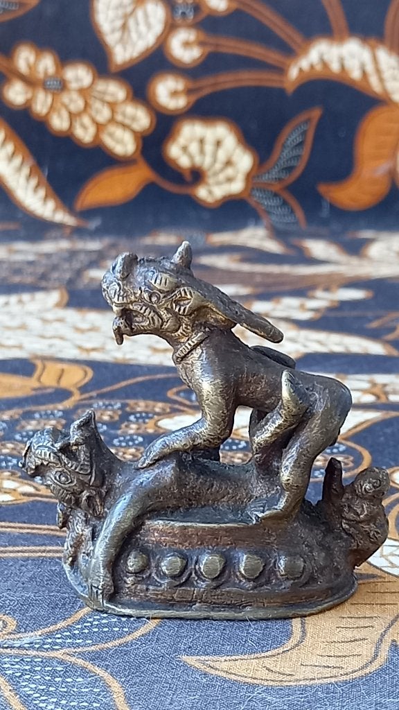 Mooi antiek erotisch brons Oosters beeldje met Foo dogs., Ophalen of Verzenden, Beeld, Handgemaakt, Brons