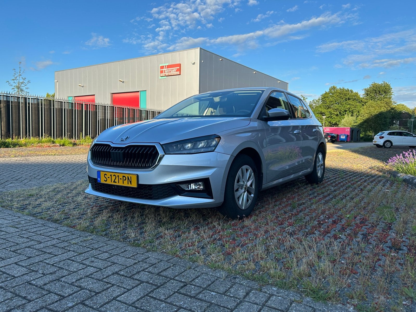 Skoda Fabia 1.0 TSI Greentech 95pk 2023 Grijs, Voorwielaandrijving, Stof, Zwart, 49 €/maand