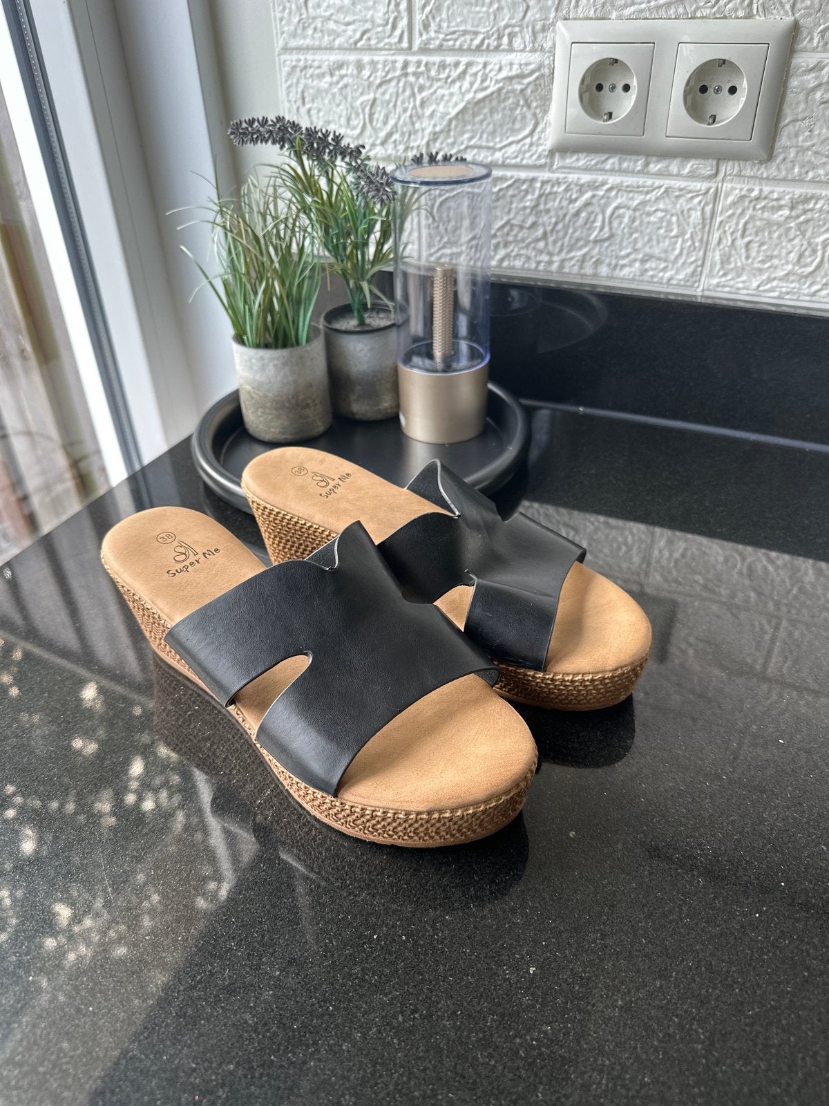 Zwarte slippers met sleehak - Maat 38, Kleding | Dames, Ophalen of Verzenden, Gedragen, Zwart, Slippers