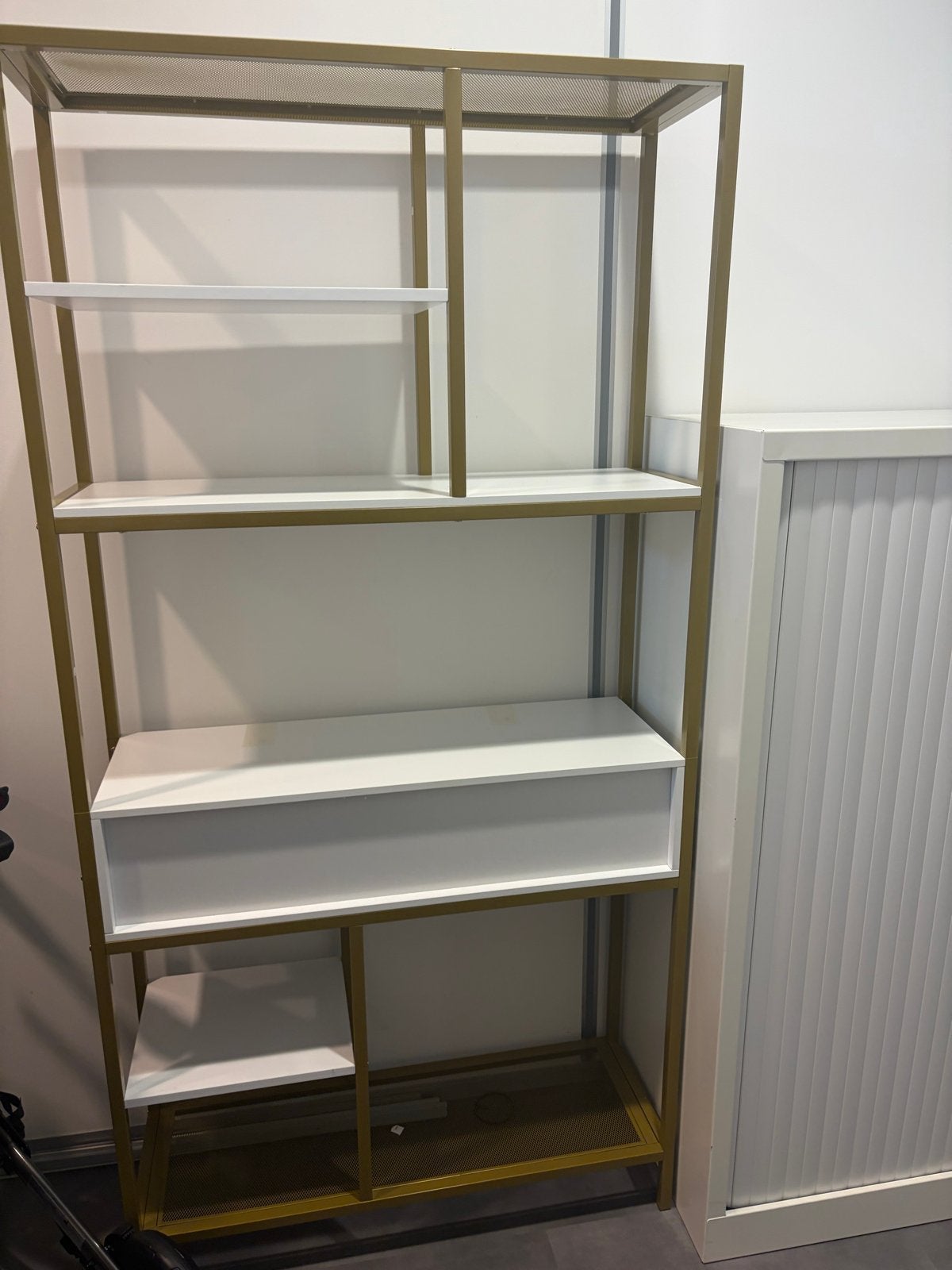 Stijlvolle gouden boekenkast met witte planken, Ophalen, Met plank(en), 200 cm of meer, 50 tot 100 cm