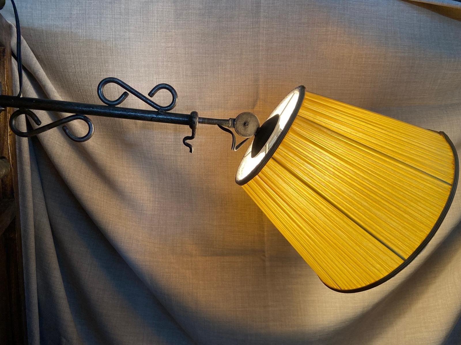 Vintage Smeedijzeren Wandlamp met Gele Plissé Kap, Ophalen of Verzenden