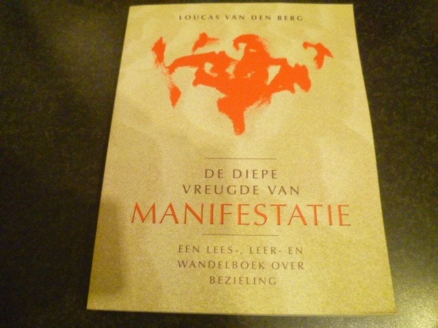 Loucas van den Berg - De diepe vreugde van manifestatie, Ophalen of Verzenden, Zo goed als nieuw, Overige onderwerpen, Achtergrond en Informatie