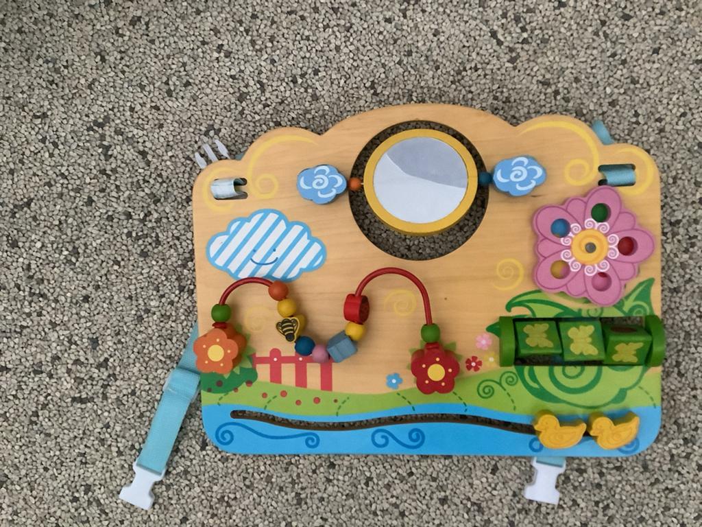 Houten babygym/activiteitenbord met spiegel en kralen, Kinderen en Baby's, Speelgoed | Babyspeelgoed, Ophalen of Verzenden, Zo goed als nieuw
