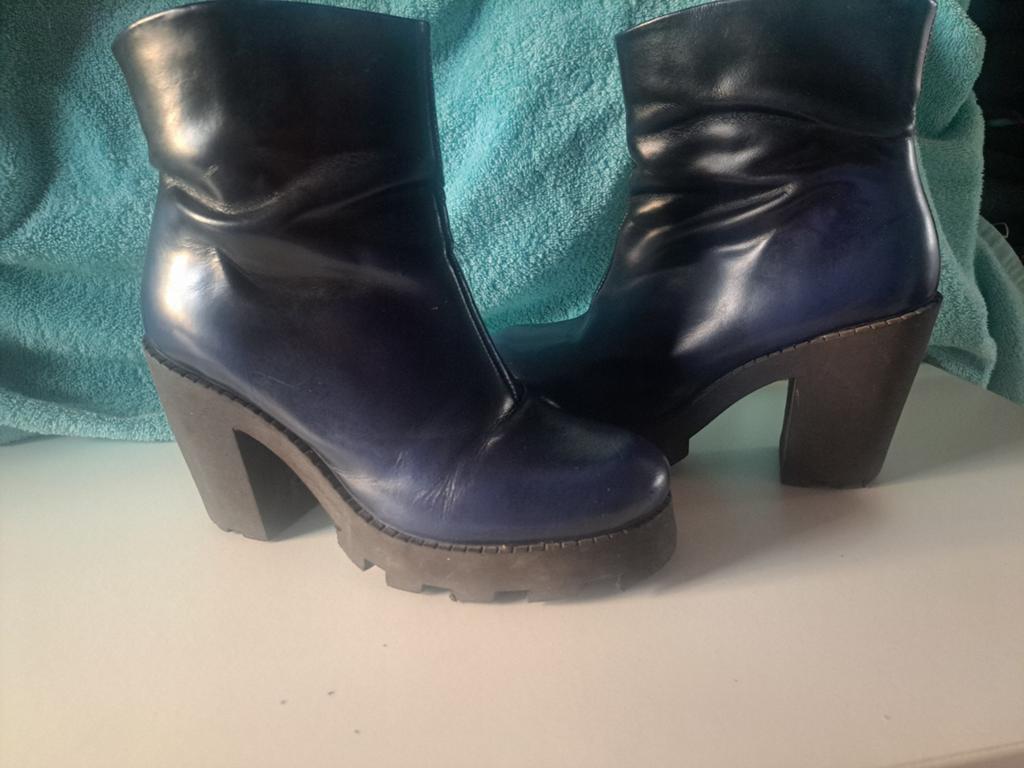 Leuke leren laarsje met plateau hak, Ophalen of Verzenden, Zo goed als nieuw, Blauw