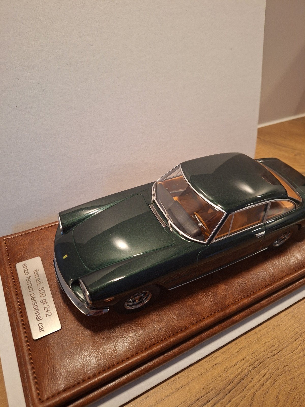 Ferrari 330 GT 2+2 Enzo ferrari luxe vitrine, Hobby en Vrije tijd, Modelauto's | 1:18, Ophalen of Verzenden, Zo goed als nieuw