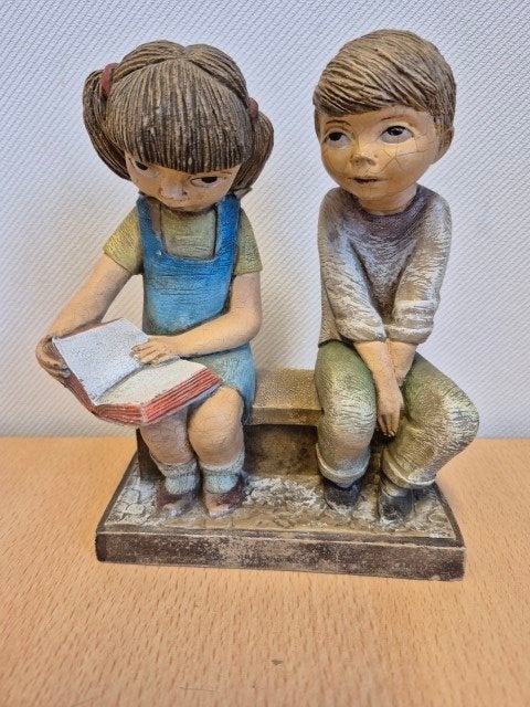 Beeldje Jongen en Meisje 17x14 cm, Verzamelen, Beelden en Beeldjes, Ophalen of Verzenden, Zo goed als nieuw, Mens