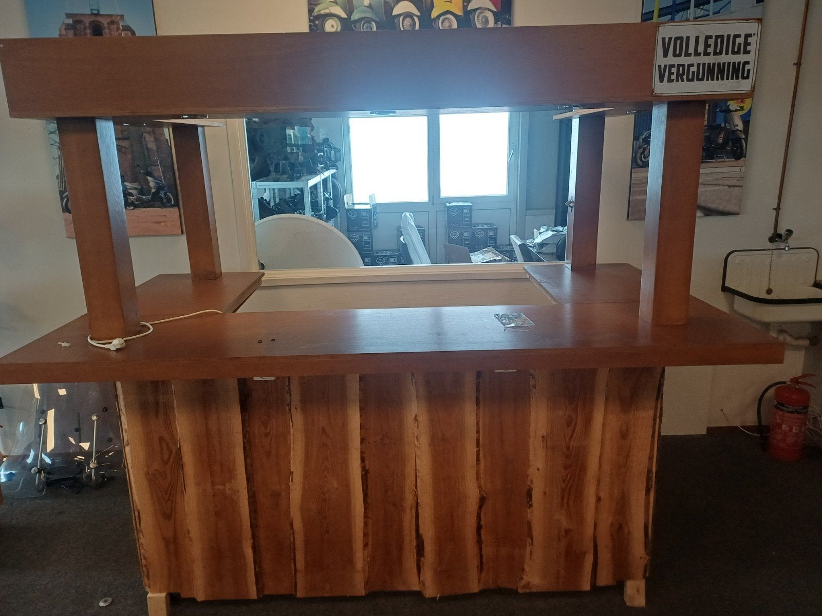 Houten bar met verlichting en stopcontacten, Ophalen, Gebruikt