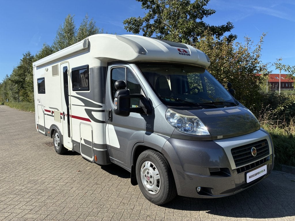 Adria Coral 650SP, 3.0l aut, 6x gordel, levelsyst, Caravans en Kamperen, Automaat, Ringverwarming, Fiat, Afzuigkap