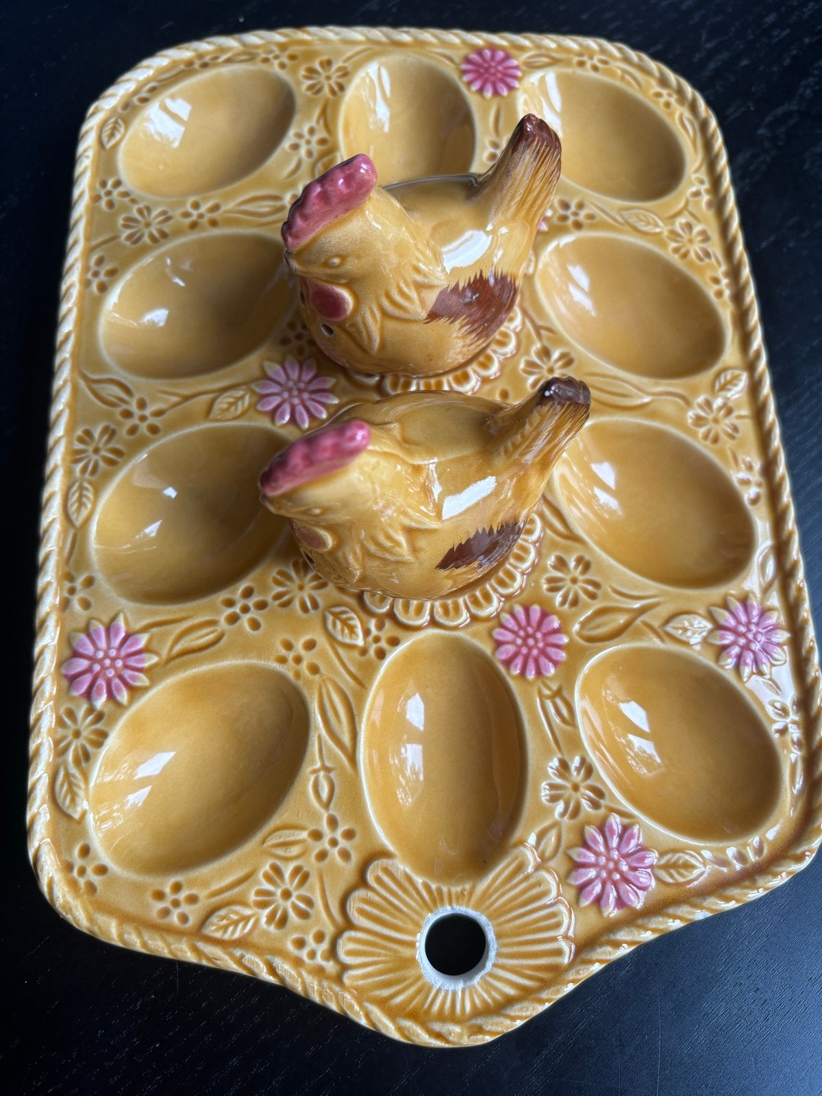Vintage eierrek met kippen zout- en pepervaatjes, Antiek en Kunst, Antiek | Keramiek en Aardewerk, Ophalen of Verzenden
