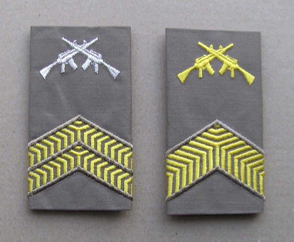 rangen regenjas - Opleiding Leidinggevend Korporaal / Olk, Ophalen of Verzenden, Landmacht, Nederland, Embleem of Badge