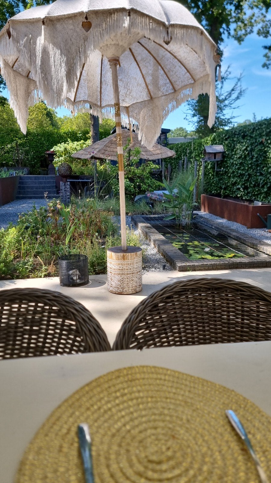 Foto 3 van ibiza parasol met houten handgesneden voet.