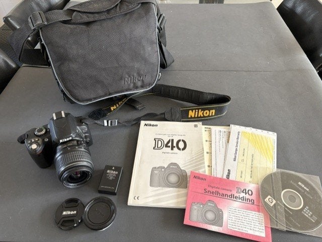 Nikon D40 Spiegelreflexcamera Compleet met Tas en Oplader, Gebruikt, Ophalen of Verzenden, Nikon, Lensdop