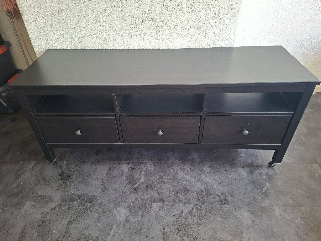 IKEA Hemnes TV-meubel zwart met 3 lades, Huis en Inrichting, Kasten | Televisiemeubels, Ophalen, Gebruikt, 100 tot 150 cm, Minder dan 100 cm