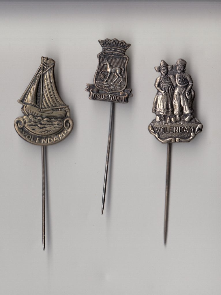 Volendam Zeilen Stadswapen speldjes, Verzamelen, Speldjes, Pins en Buttons, Gebruikt, Niet vindbaar, Niet vindbaar, Speldje of Pin