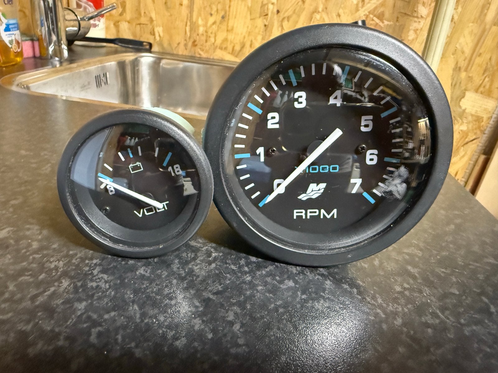 Universele Maritieme Meters – Toerenteller + Voltmeter, Ophalen, Gebruikt, Kabel of Apparatuur