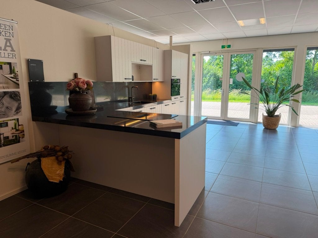 Foto 3 van showroomkeuken landelijk keller gelakt met composiet blad