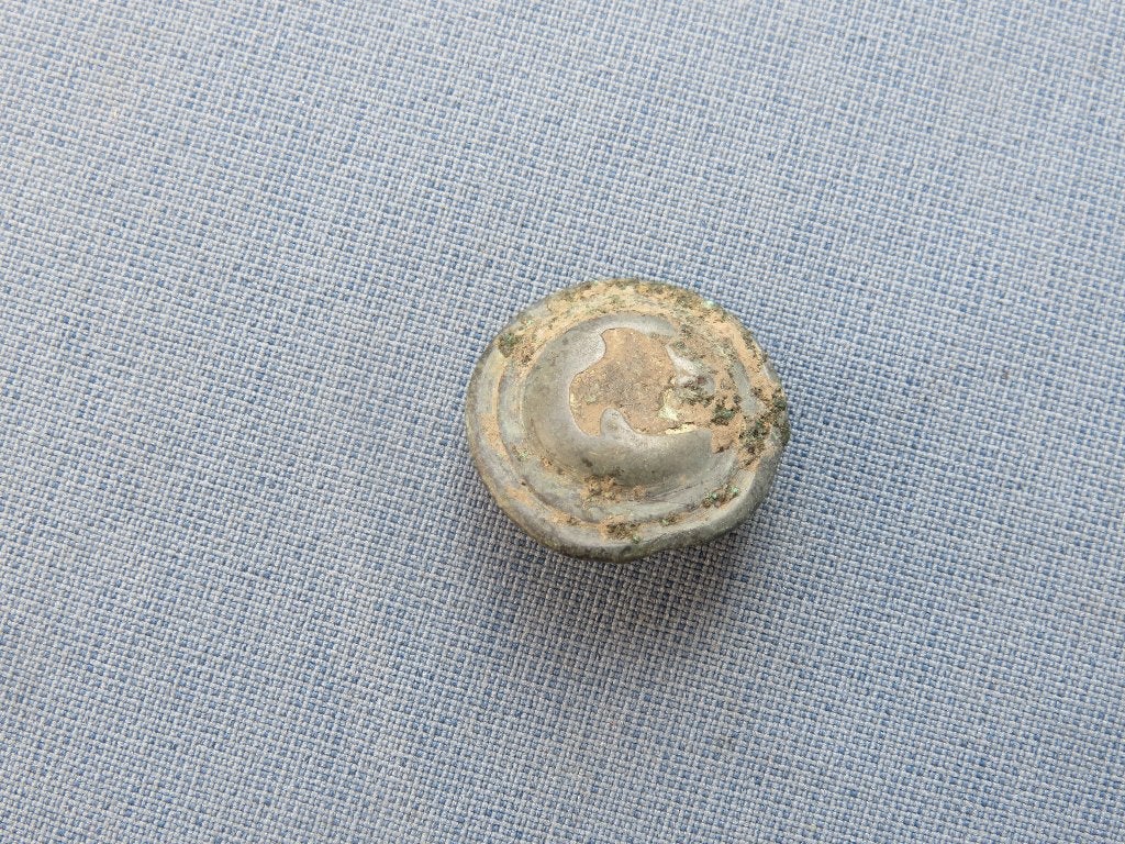 Keltische sierknoop met triskelion - 1e eeuw voor Chr., Ophalen of Verzenden, Brons