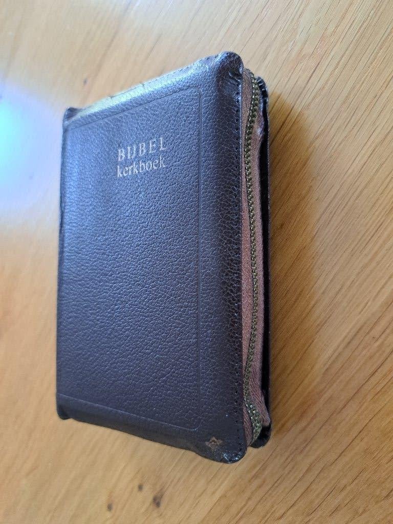 Hand zak Bijbel NBG vertaling (1951) rits ,goudsnede en leer, Boeken, Ophalen of Verzenden, Gelezen, Christendom | Katholiek