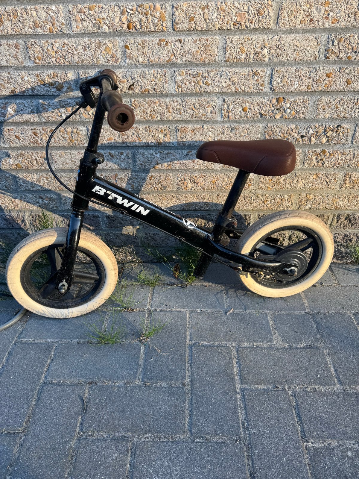 B'Twin loopfiets zwart - Ideaal voor jonge beginners, Fietsen en Brommers, Fietsen | Kinderfietsjes, Ophalen, Gebruikt, Minder dan 16 inch