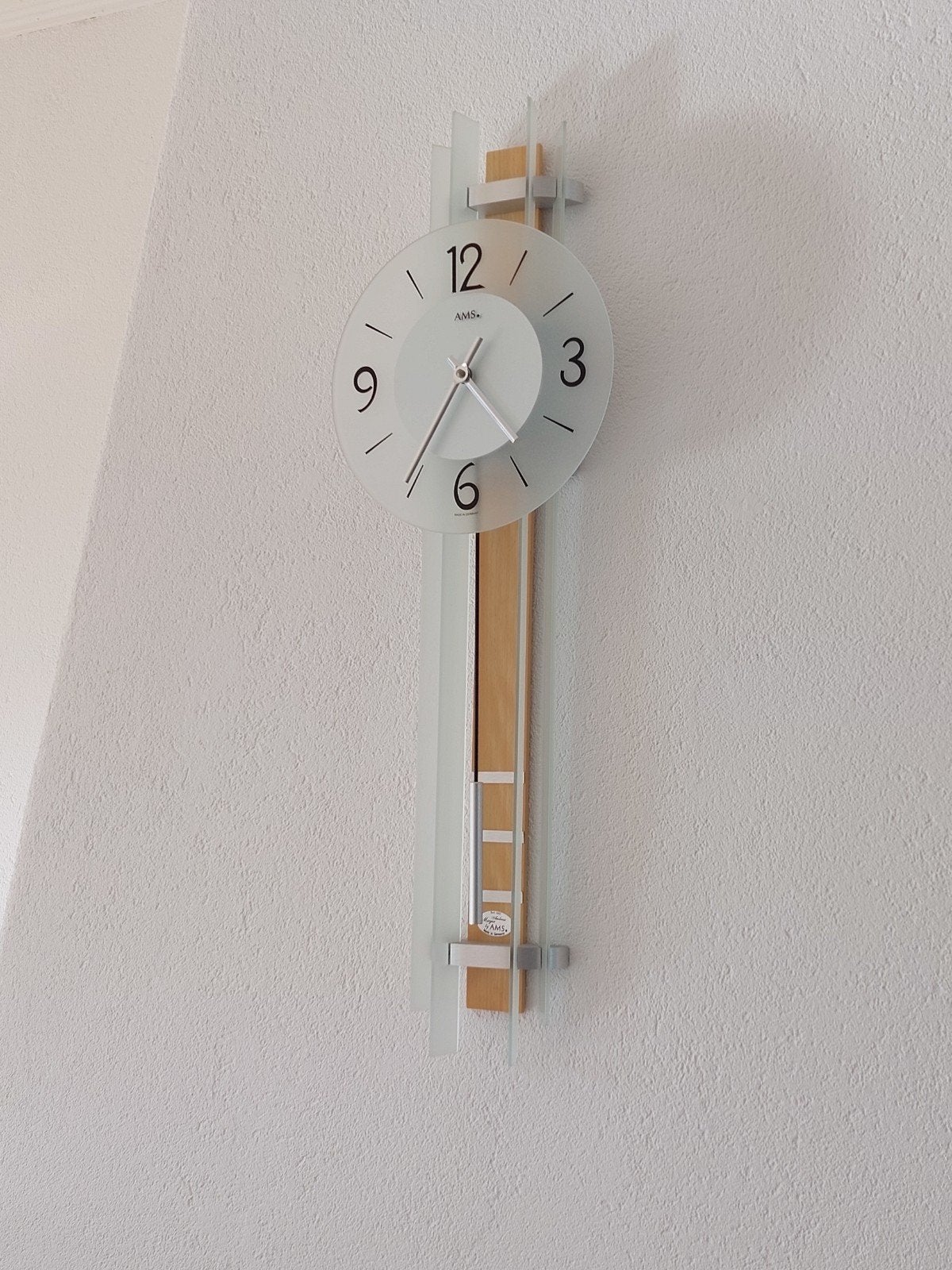 Moderne AMS wandklok met glas en hout design, Huis en Inrichting, Ophalen, Zo goed als nieuw