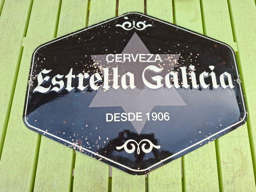 Zeldzaam emaillebord Estrella Galicia (zwart), Ophalen, Nieuw, Reclamebord, Plaat of Schild, Overige merken