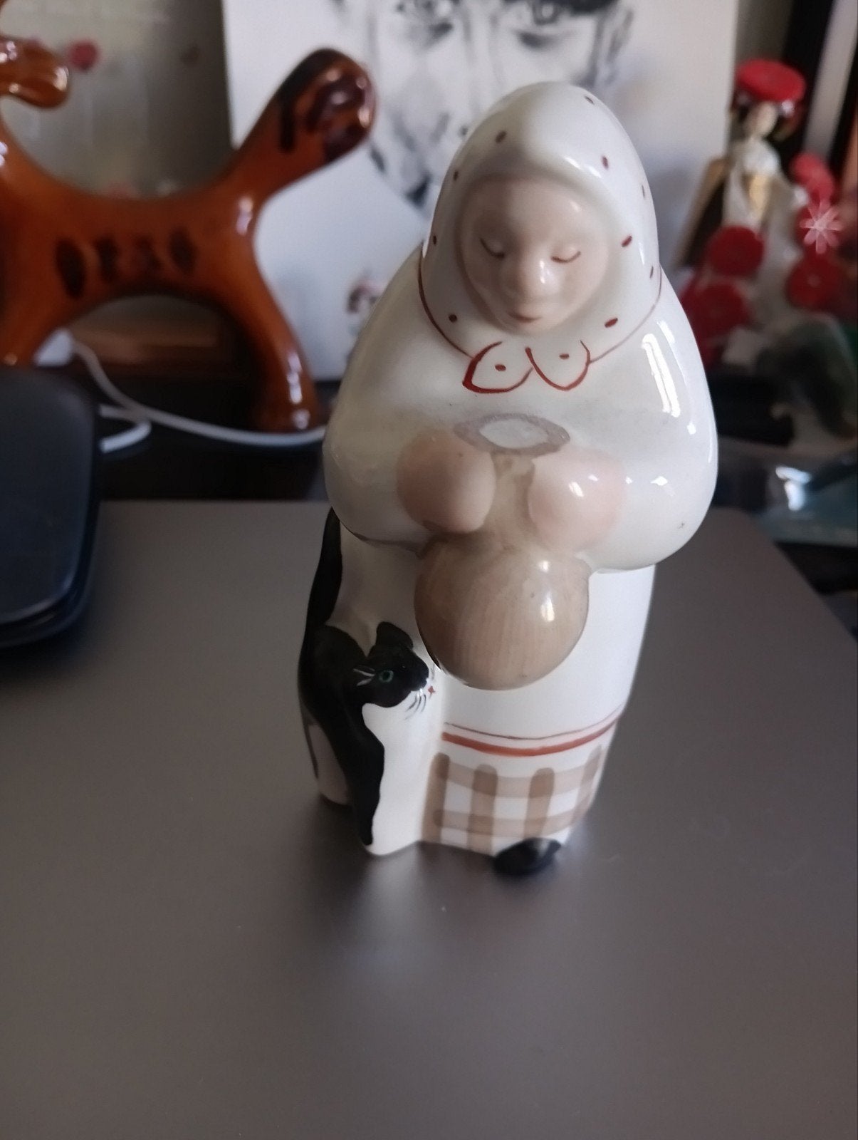 Porseleinen beeldje Russische oma met kat en kan melk USSR, Ophalen of Verzenden, Zo goed als nieuw, Dier