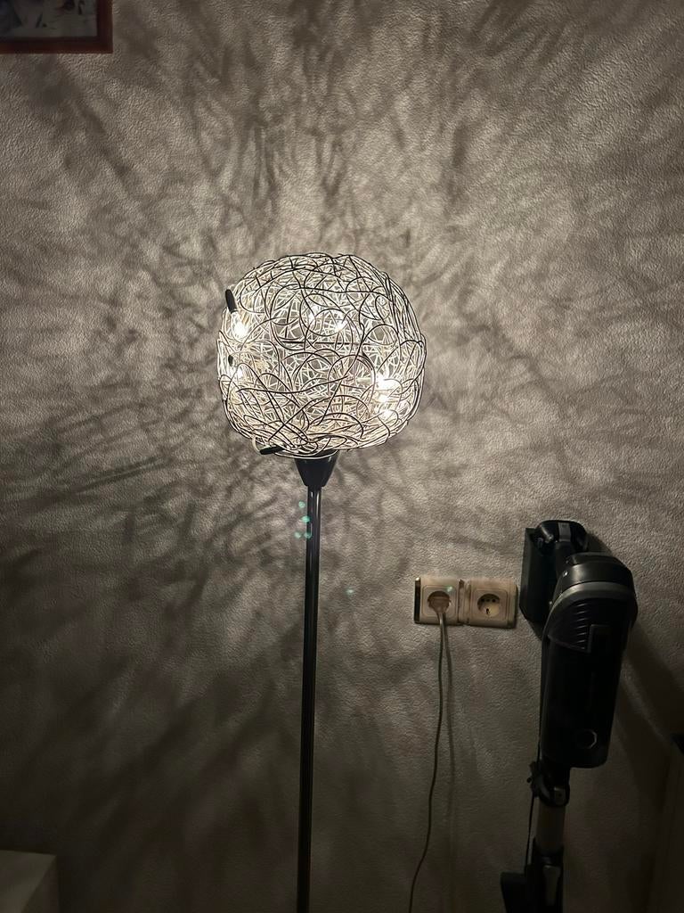 2 x Moderne staande lamp met draadbol design, Ophalen of Verzenden, Zo goed als nieuw, Metaal, 100 tot 150 cm