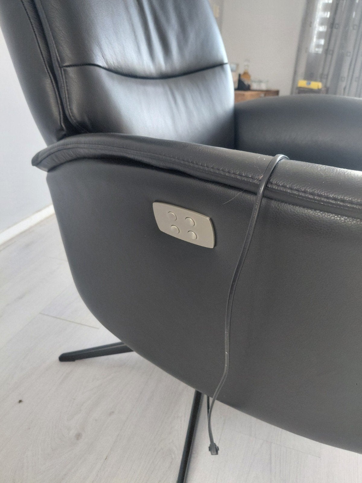 Zwarte leren relaxfauteuil met elektrische verstelling, Ophalen, Zo goed als nieuw, Modern, comfortabel, 75 tot 100 cm