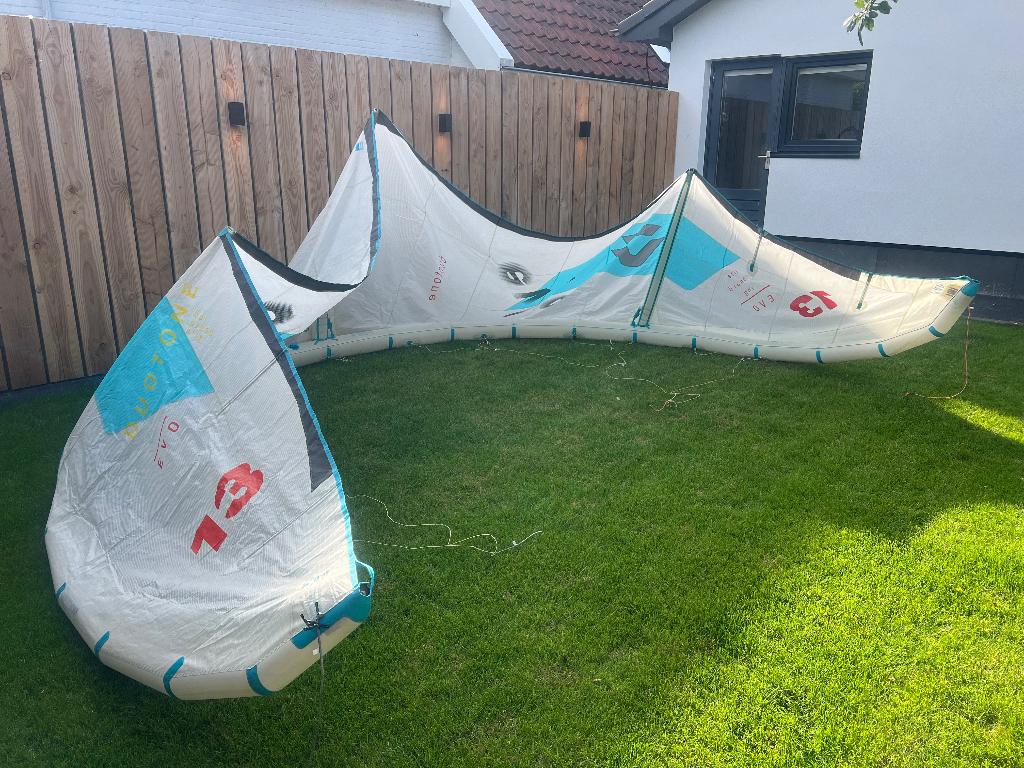 Duotone EVO 13m (2023) - Goede staat - Kite - Kitesurf set, Watersport en Boten, Kitesurfen, Gebruikt, Kitesurf-set, 13 m², Geen board