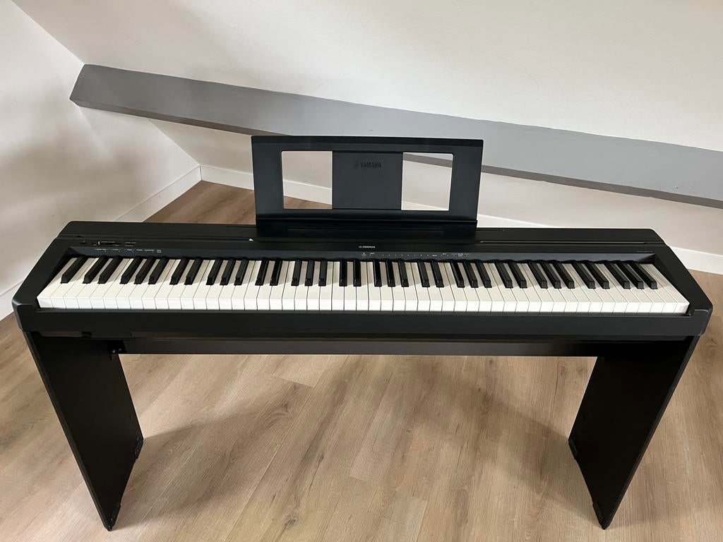 Yamaha P-45 digitale piano + standaard & pedaal, Ophalen, Zo goed als nieuw, Zwart