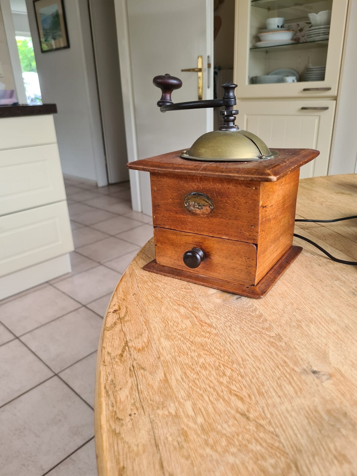 Antieke koffiemolen - Houten handmolen, Ophalen
