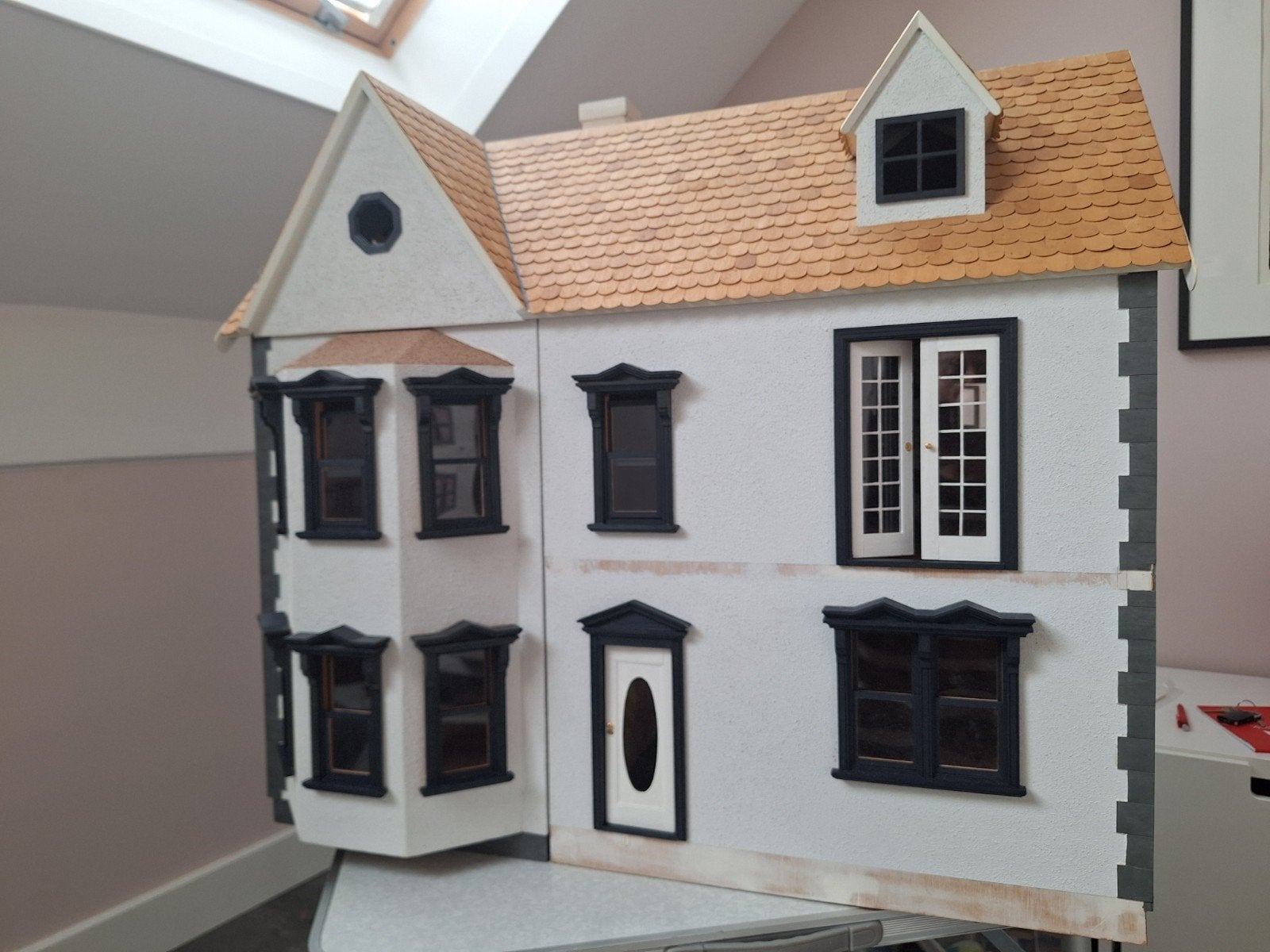 gedetailleerd miniatuur huis. Engelse cottage, Verzamelen, Ophalen, Zo goed als nieuw, Poppenhuis