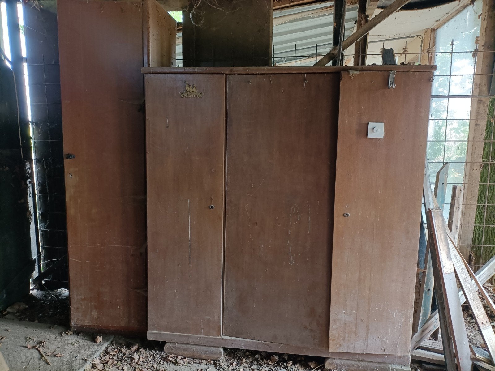 Oude eikenhouten zadelkast - gratis af te halen, Dieren en Toebehoren, Stalling en Weidegang, Toebehoren, 2 of 3 paarden of pony's