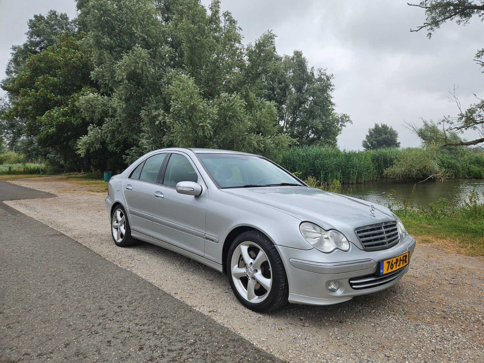Mercedes-Benz C-Klasse 1.8 C230 Kompressor 2004 Grijs Sport, Auto's, Mercedes-Benz, Achterwielaandrijving, Zwart, 1796 cc, 75 €/maand
