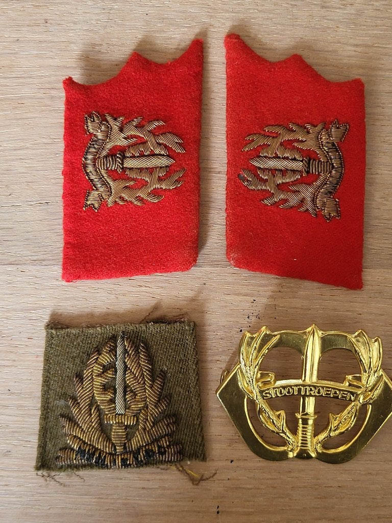 Stoottroepen lotje, baretembleem oude slag en kraagemblemen, Verzamelen, Verzenden, Landmacht, Nederland, Embleem of Badge