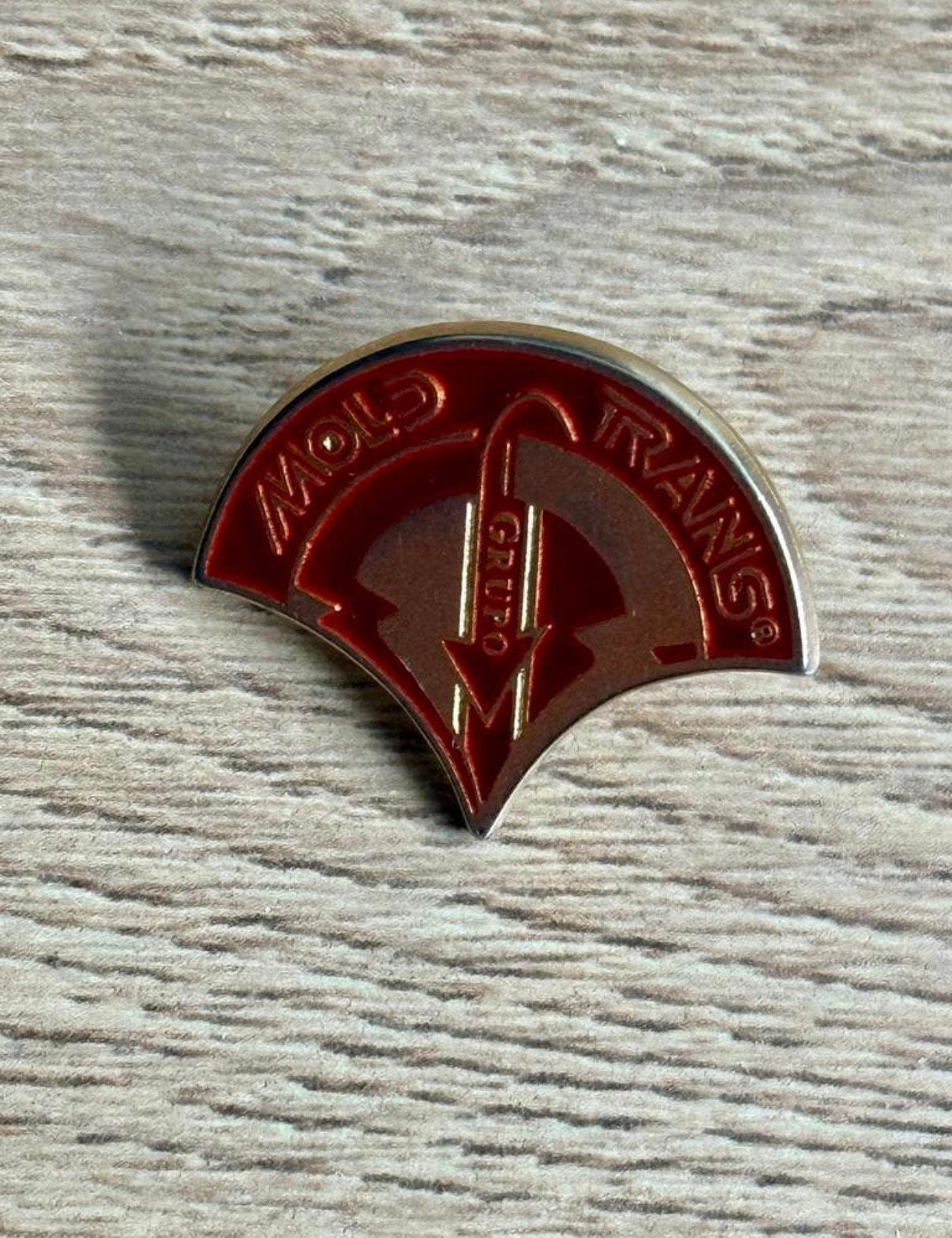 Mold Trans Group Vintage Pin, Verzamelen, Speldjes, Pins en Buttons, Ophalen of Verzenden, Gebruikt, Overige onderwerpen, Speldje of Pin