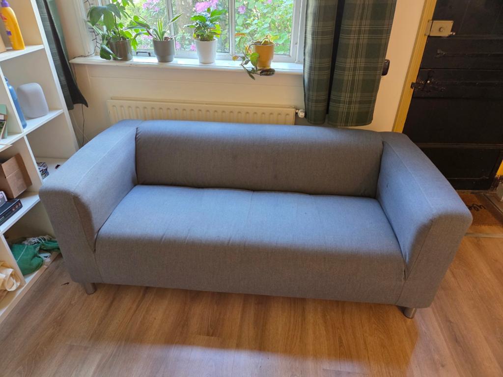 Ikea Klippan bank grijs met rode hoes, Huis en Inrichting, Ophalen, Gebruikt, 150 tot 200 cm, Tweepersoons