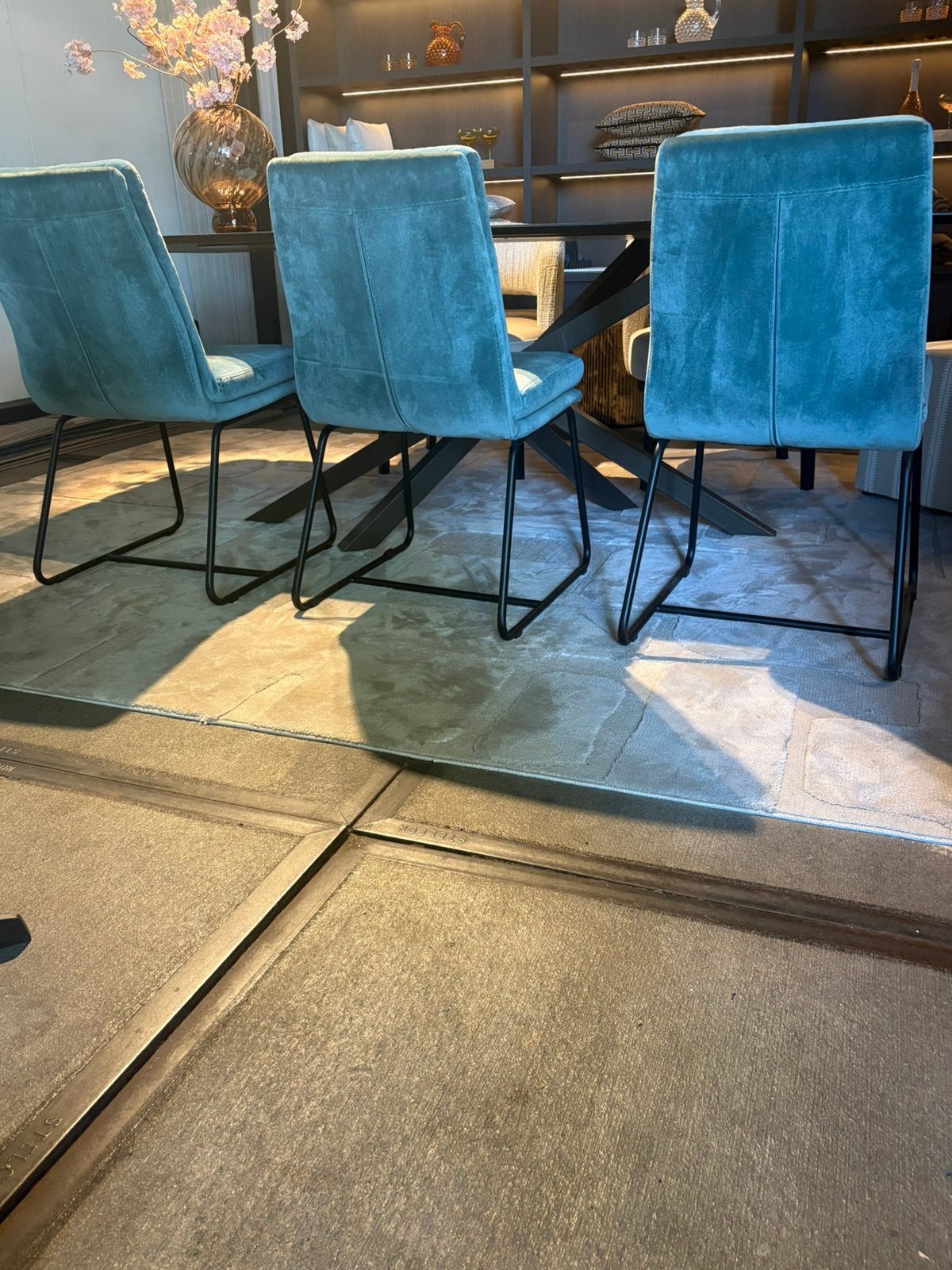 3 eetkamerstoelen - Showroom modellen, Ophalen, Zo goed als nieuw, Stof