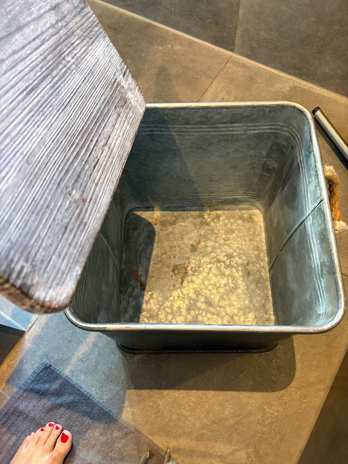 Multifunctionele metalen kruk/opberger met houten deksel, Ophalen, Gebruikt, Metaal, Grijs
