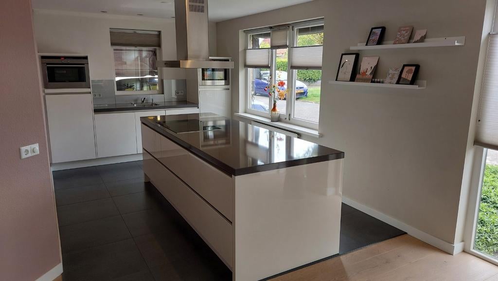 Complete keuken met groot eiland en composieten blad, Huis en Inrichting, Keuken | Complete keukens, Ophalen, Composiet, Met kookeiland