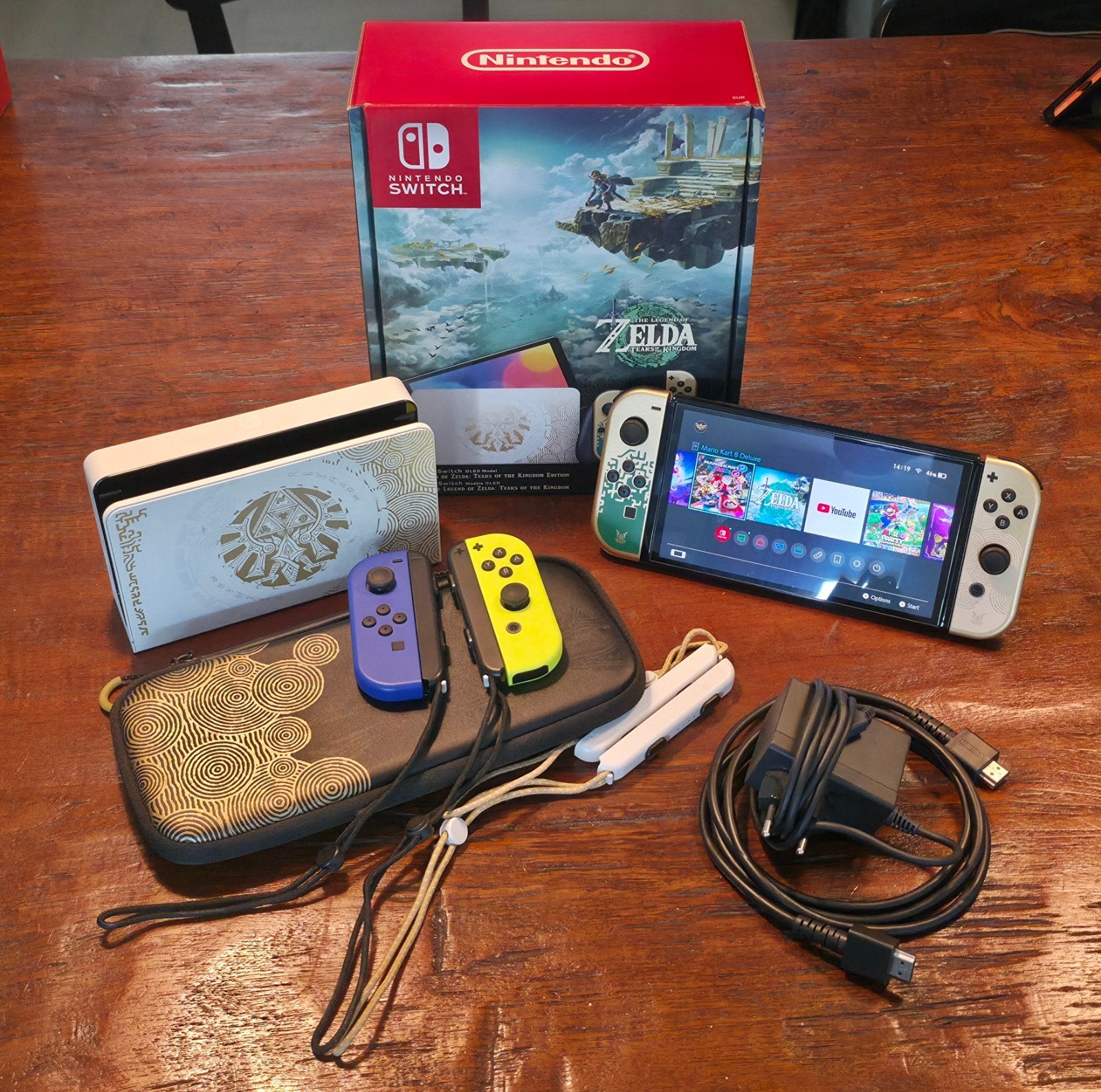 Nintendo Switch OLED Zelda + 2 extra joycons + 64GB SD kaart, Spelcomputers en Games, Ophalen of Verzenden, Zo goed als nieuw