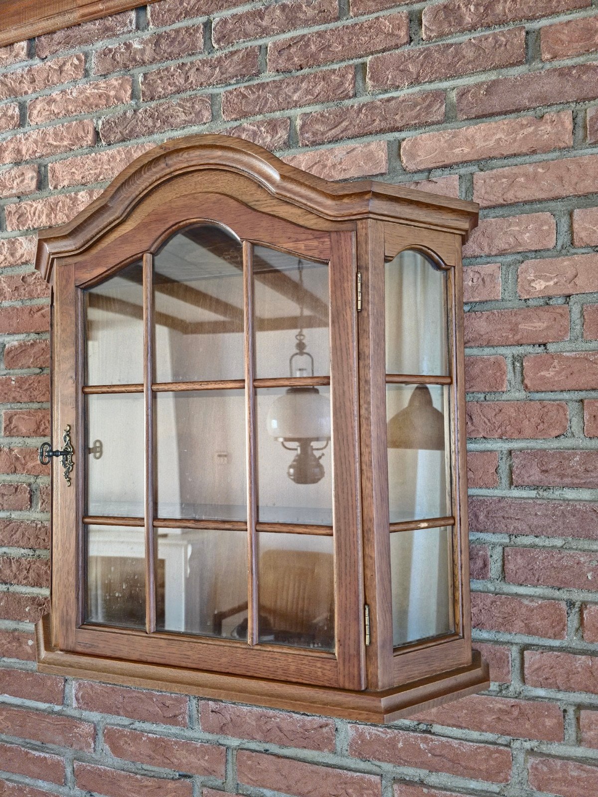 Klassieke eiken wandvitrinekast met glas en sleutel, Huis en Inrichting, Kasten | Vitrinekasten, Ophalen, Gebruikt, 50 tot 100 cm