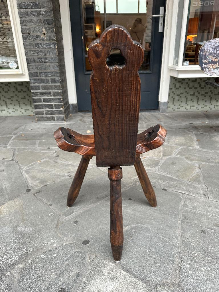 SALE: brutalist houten Spaanse driepootstoel, Ophalen