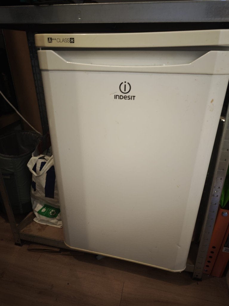 Indesit TFAAA 10 koelkast met vriesvak, Witgoed en Apparatuur, Koelkasten en IJskasten, Gebruikt, Met vriesvak, 200 liter of meer