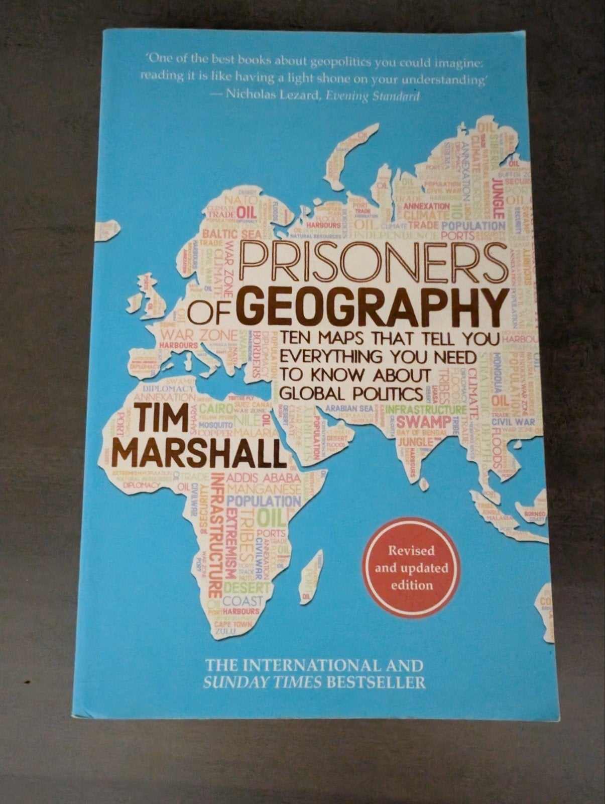 Prisoners of Geography - Tim Marshall (Herziene editie), Ophalen of Verzenden, Zo goed als nieuw, Tim Marshall, Politiek en Staatkunde