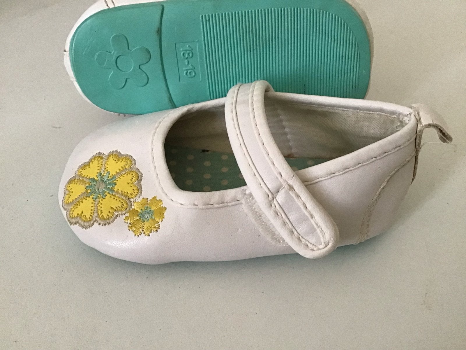 Schattige witte babyschoentjes met bloemen, maat 18-19.zgan, Ophalen of Verzenden, Zo goed als nieuw, Meisje, Schoenen