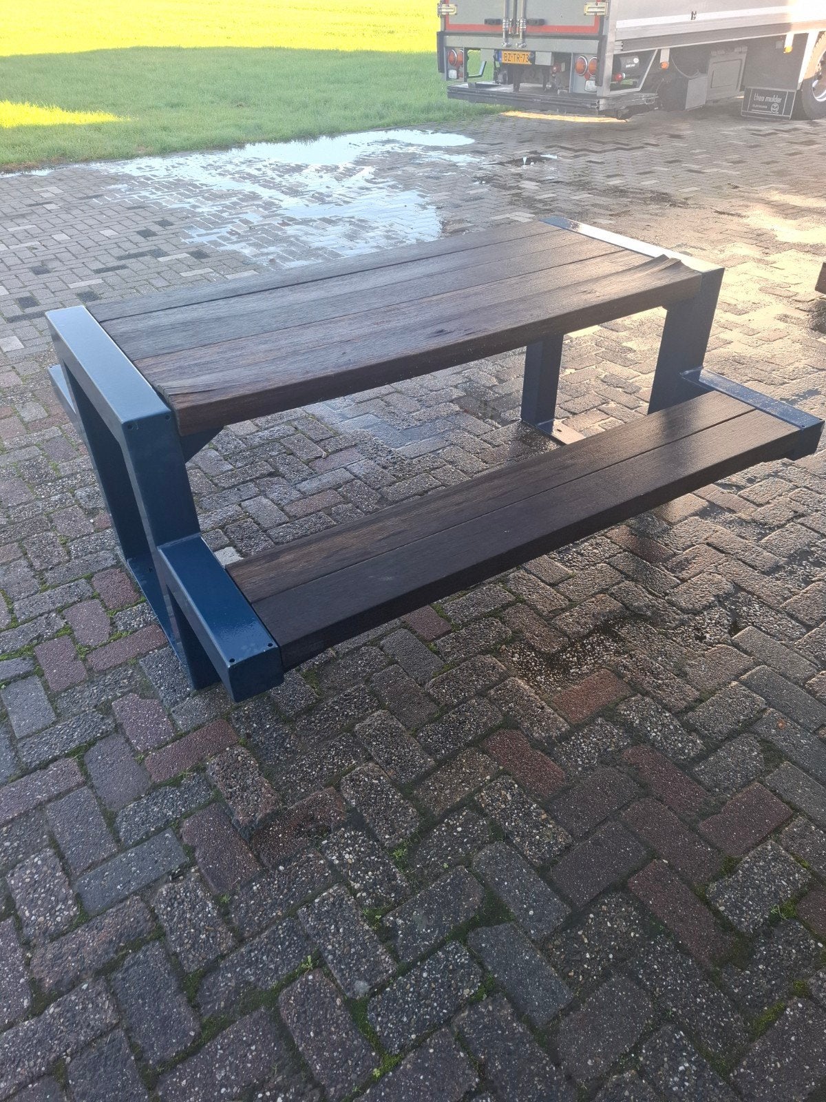 Robuuste picknicktafel met stalen frame en houten blad