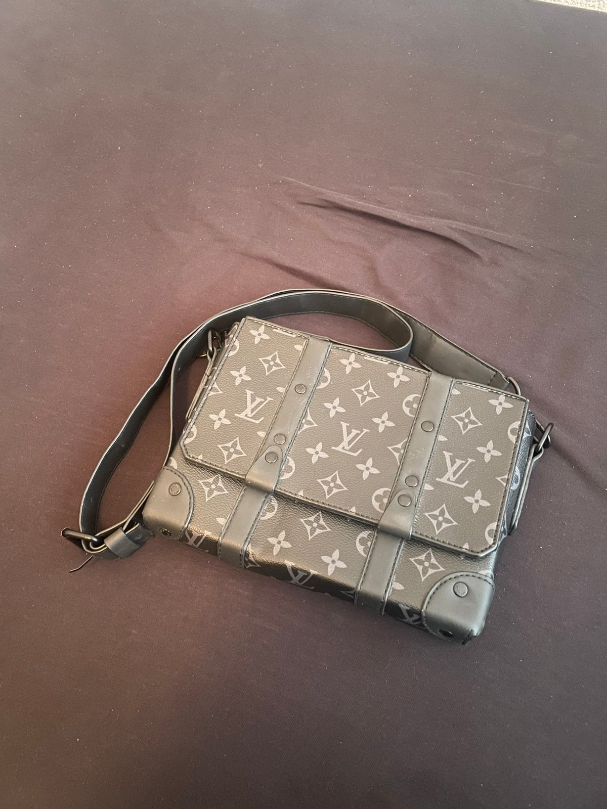 Louis vuitton nek tas, Ophalen of Verzenden, Zo goed als nieuw, Zwart, Heer