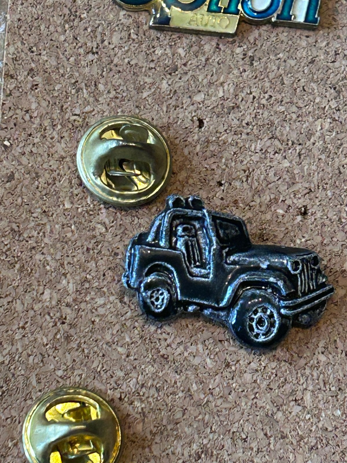 Vintage Jeep auto pin badge, Ophalen of Verzenden, Zo goed als nieuw, Transport, Speldje of Pin